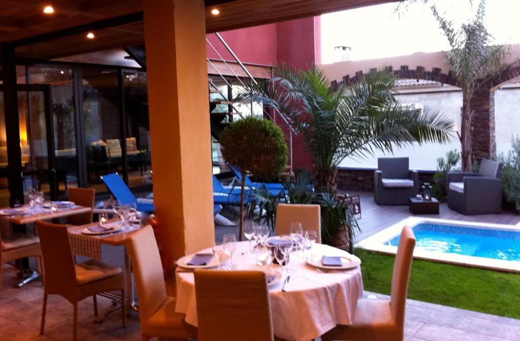 Hotel La Placa Garriguella Exterior photo