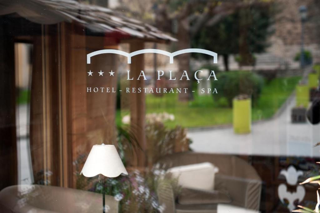 Hotel La Placa Garriguella Exterior photo